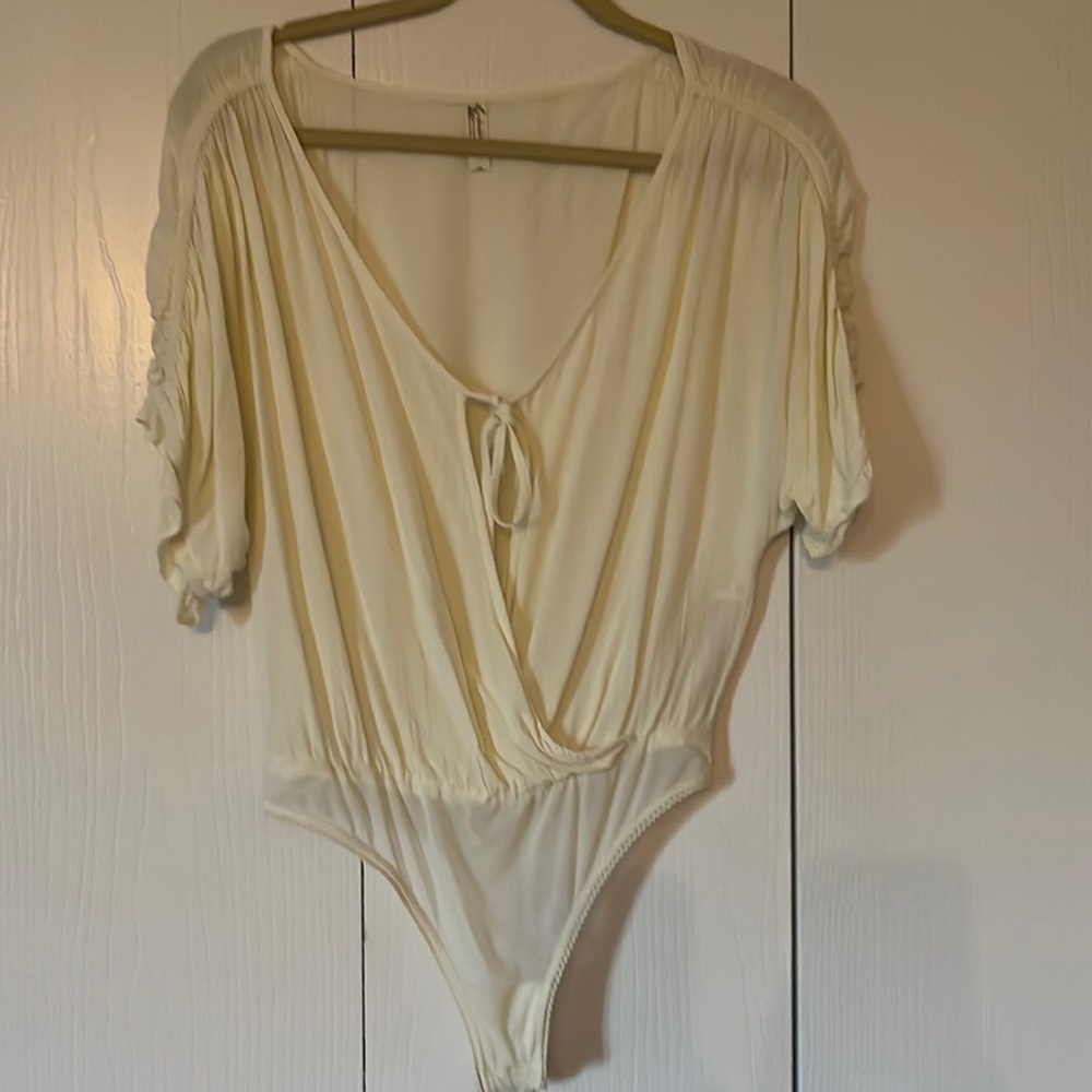Free People short sleeve ruched bodysuit. Snap closure Cream color size xs